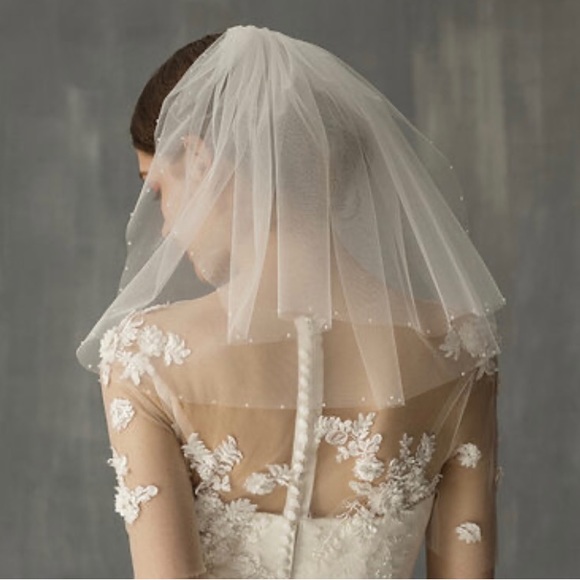 2-tier ivory shoulder veil - Picture 3 of 8